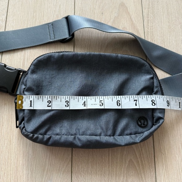 Lululemon Everywhere Belt Bag in Gray - Picture 2 of 7